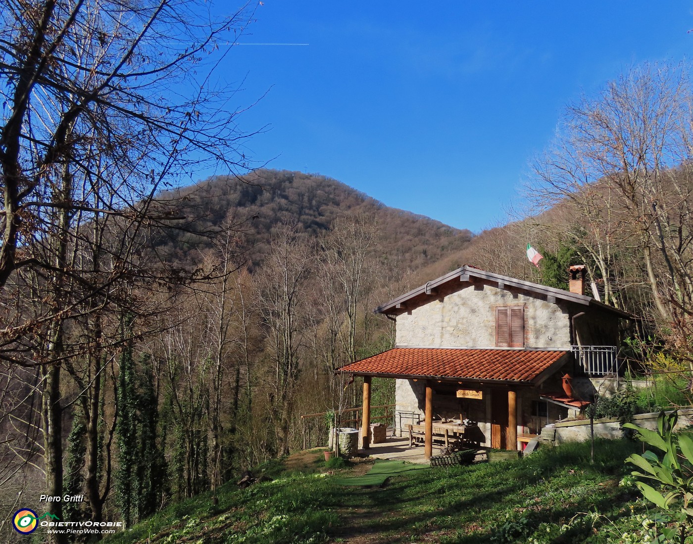 09 Casa solitaria con vista in Ubione.JPG